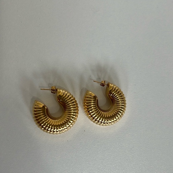 NWT Gold Tone Moon Shaped Hoop Earrings 5/$25 - Picture 1 of 6